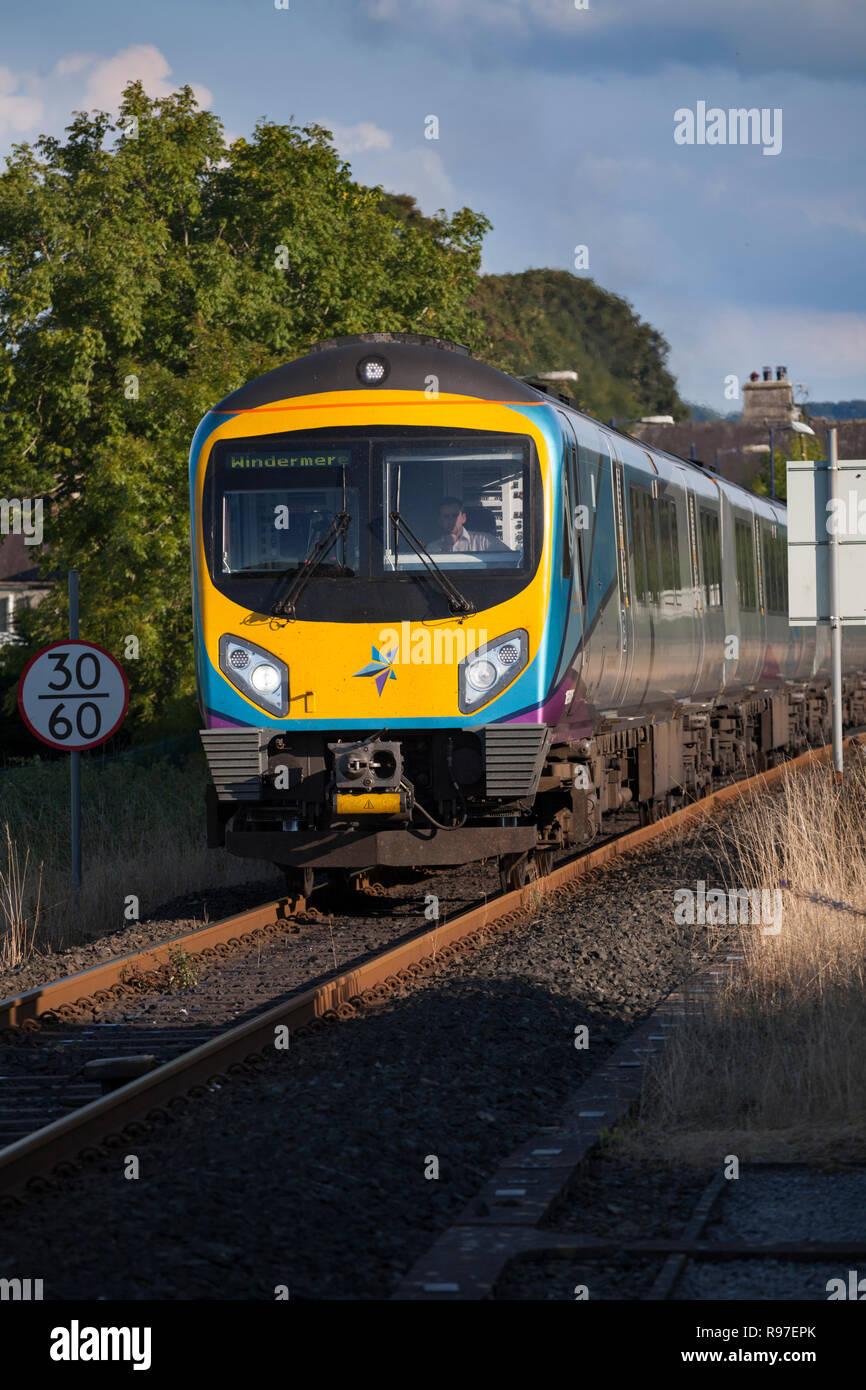 Transpennine Express train classe 185, sur les voitures à Northern Rail à la station sur l'Oxenholme Burneside aux lacs Windermere line Banque D'Images