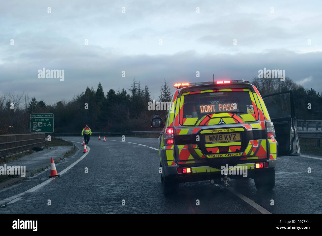 Accident de la circulation autoroute police des agents de la circulation voiture mettant des cônes d'avertissement 2010s 2018 HOMER SYKES. Banque D'Images