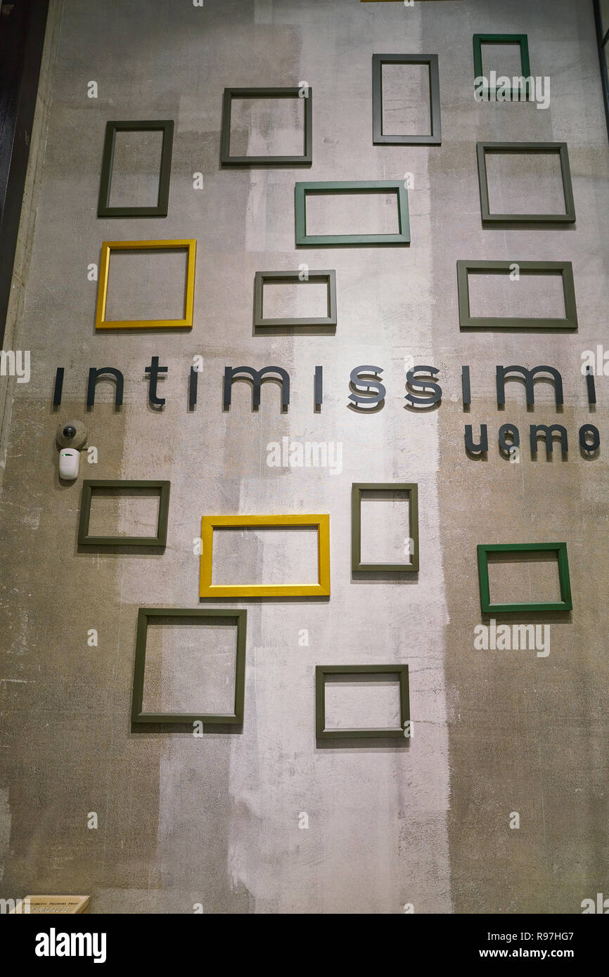 MILAN, ITALIE - circa 2017, novembre : à l'intérieur magasin Intimissimi à Milan. Intimissimi est une marque de vêtements italienne, qui se spécialise dans les soutiens-gorge, caleçons, l Banque D'Images