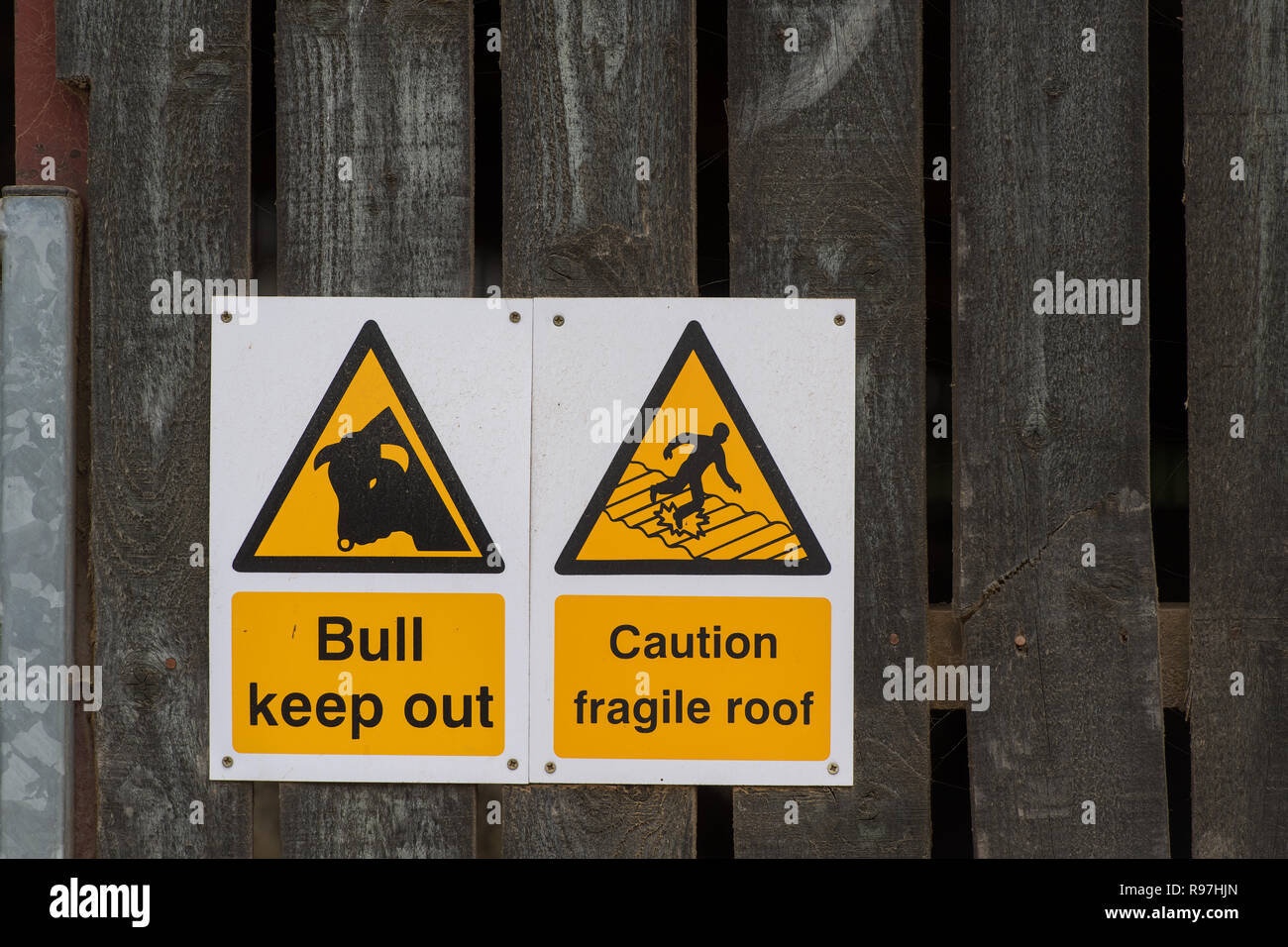 Panneau d'avertissement sur un bâtiment de ferme. Banque D'Images