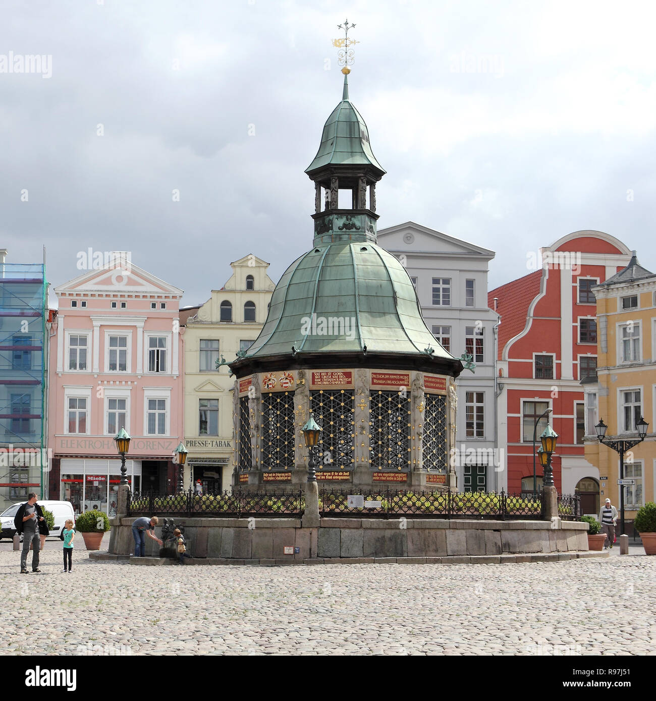 La célèbre place du marché de l'eau à Wismar Banque D'Images