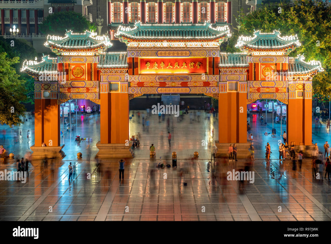Vue de la nuit de la Grande Salle de la Place du Peuple à Chongqing Banque D'Images
