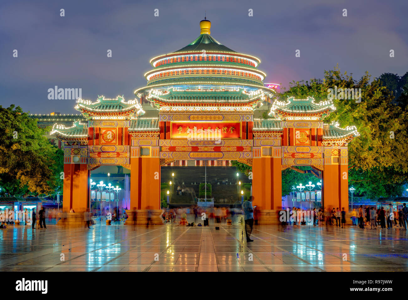 Vue de la nuit de la Grande Salle de la Place du Peuple à Chongqing, Chine Banque D'Images