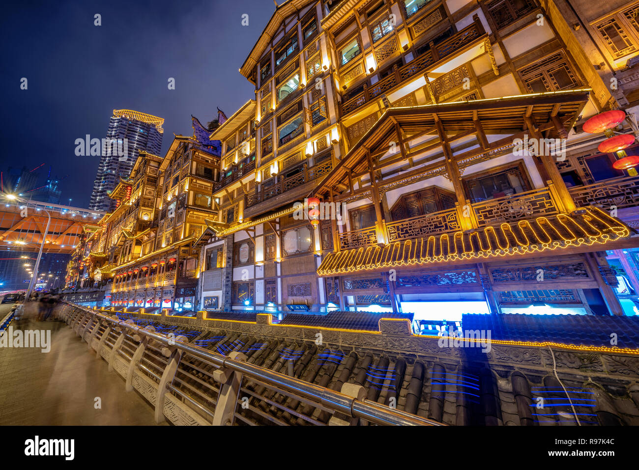 L'architecture traditionnelle chinoise de Hongyadong la nuit à Chongqing Banque D'Images