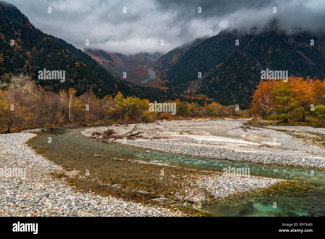 Rivière Azusa en automne dans Kamikochi, Chubu Sangaku National Park Banque D'Images