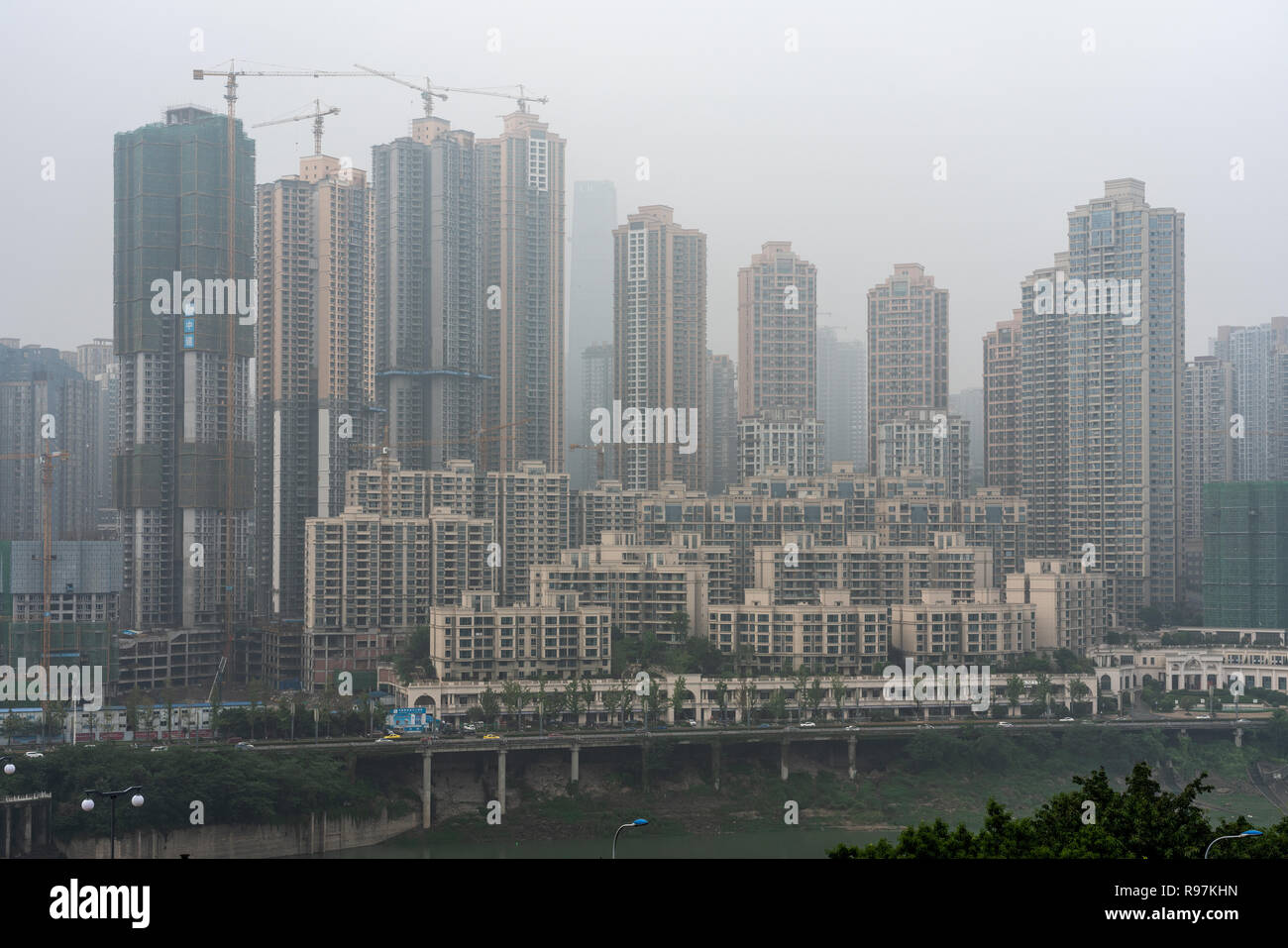 Des tours d'édifices de la ville en un jour brumeux à Chongqing, Chine Banque D'Images