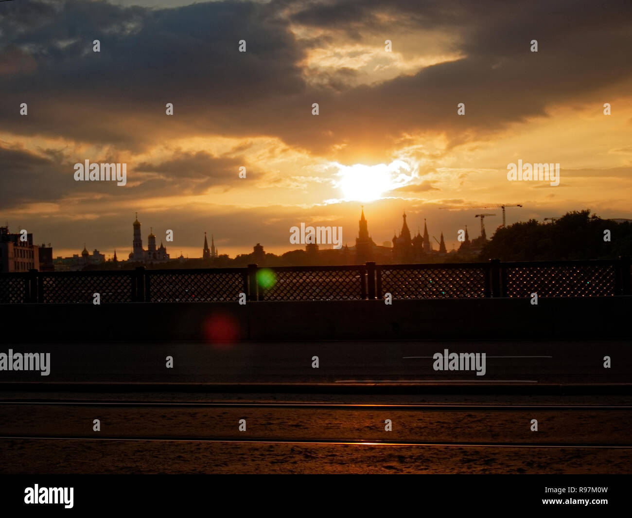 Vue sur le Kremlin au coucher du soleil en été, Moscou Banque D'Images