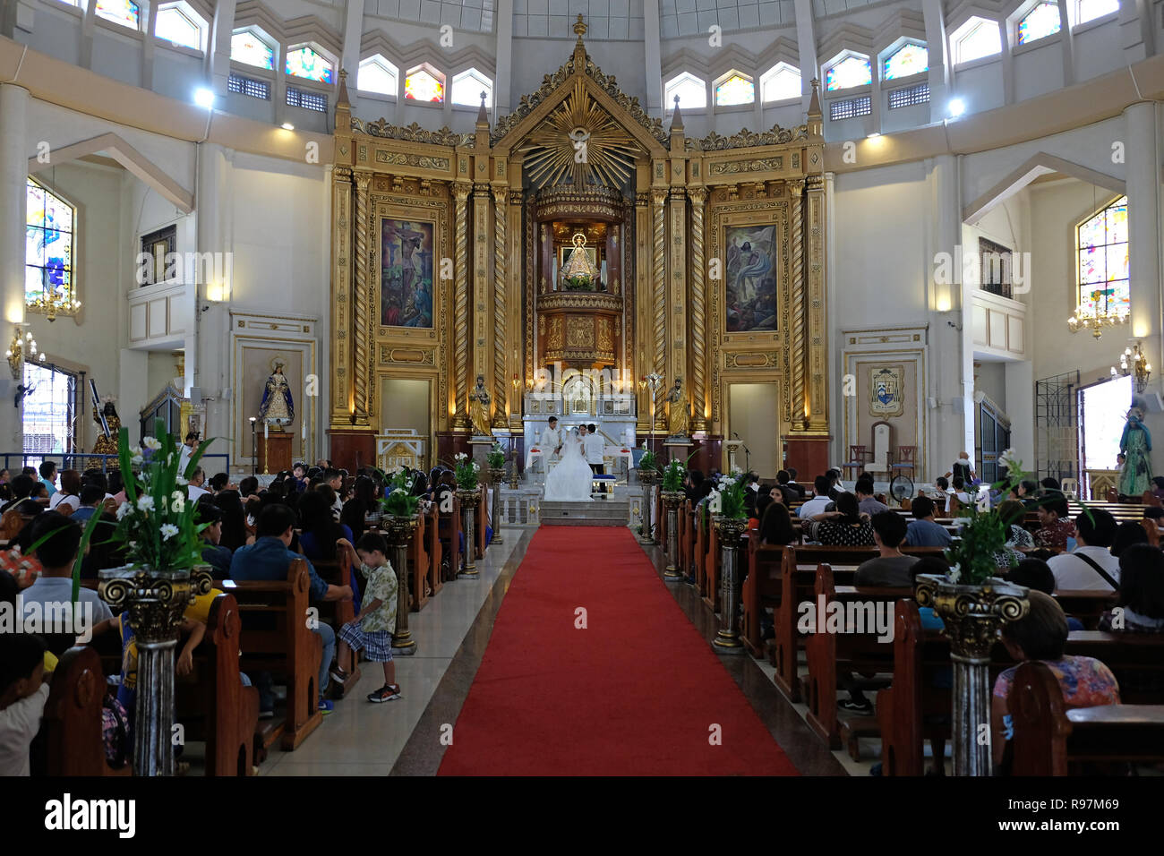 Cérémonie de mariage à l'intérieur de la cathédrale catholique romaine Antipolo ou sanctuaire national de Notre Dame de la paix et bon voyage situé dans la ville de Antipolo, dans la province de Rizal aux Philippines. Banque D'Images