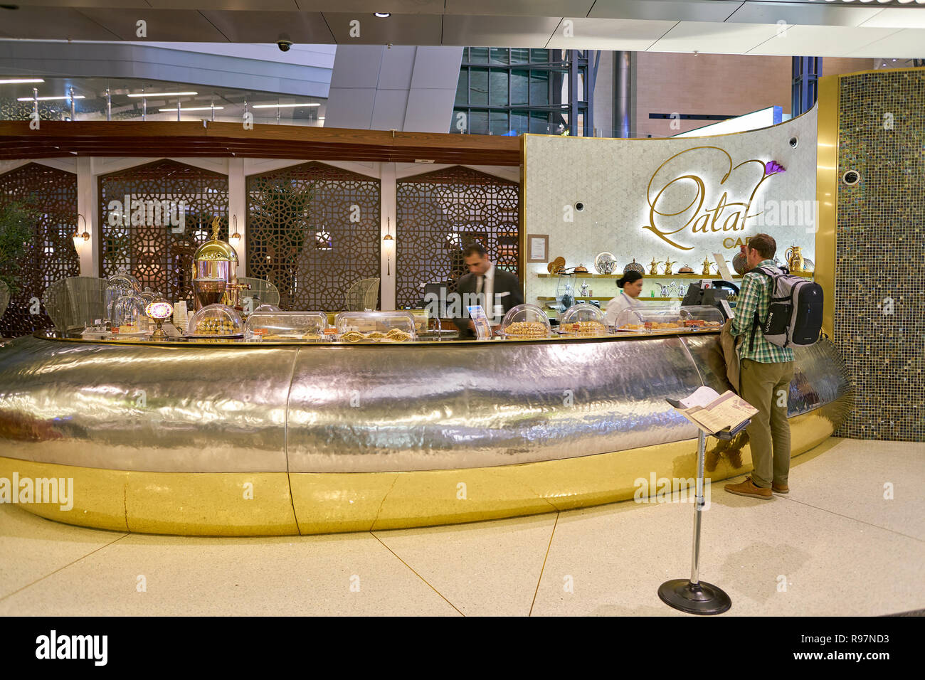 DOHA, QATAR - circa 2017 Qataf, mai : le café comptoir à Hamad Aéroport International de Doha, la capitale du Qatar. Banque D'Images