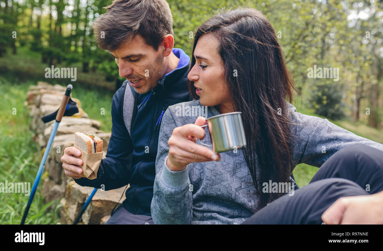 Tout en faisant une pause couple trekking Banque D'Images