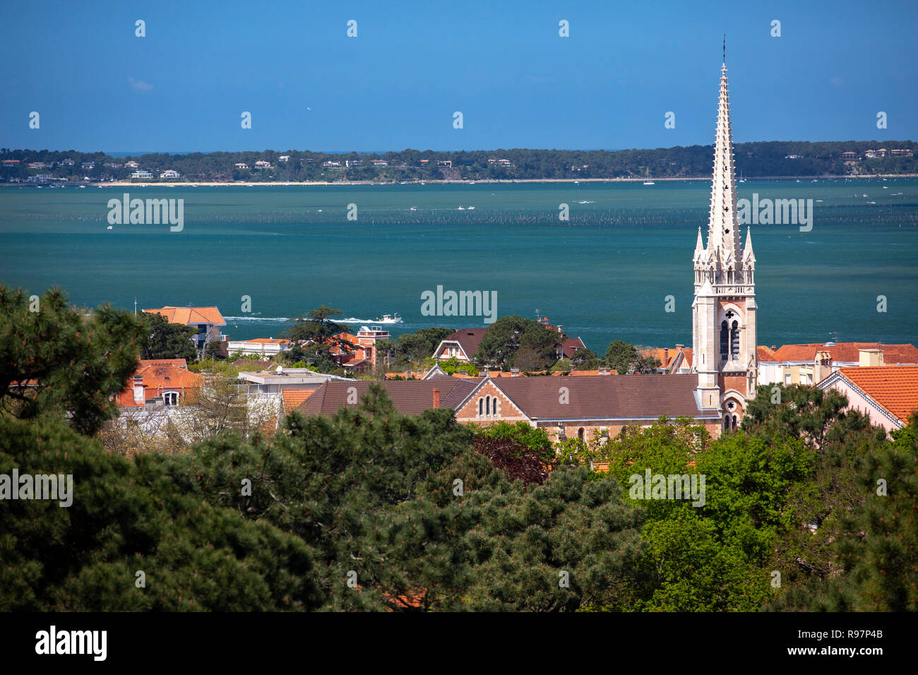 Vue aérienne de la Basilique Notre-Dame (Arcachon (33120), Gironde (33), Aquitaine, France). Bassin d'Arcachon. Banque D'Images