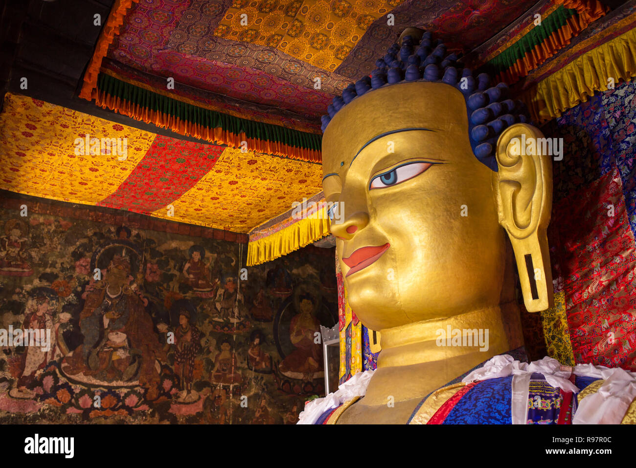 La statue en or du Bouddha Shakyamuni au Palais Shey Monastère, Ladakh, Inde. Banque D'Images