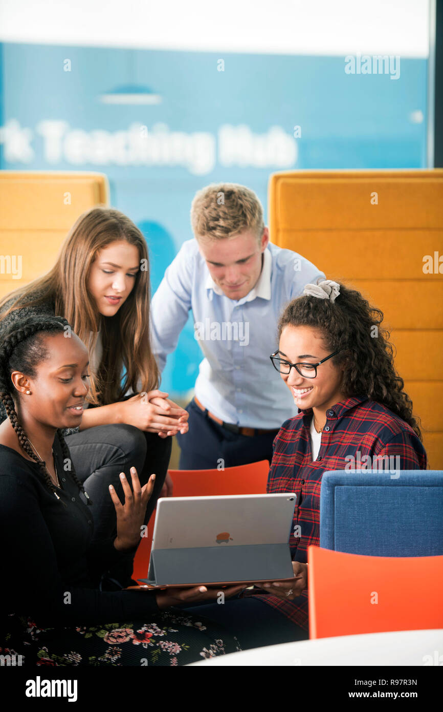Les étudiants de l'Université de Loughborough au Royaume-Uni construction STEMLAB Banque D'Images