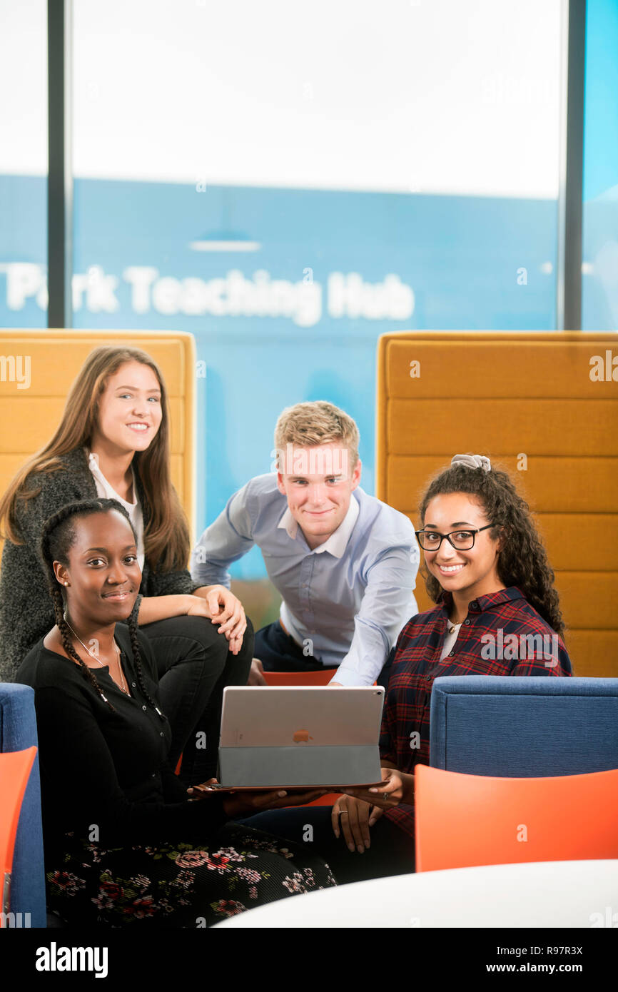 Les étudiants de l'Université de Loughborough au Royaume-Uni construction STEMLAB Banque D'Images