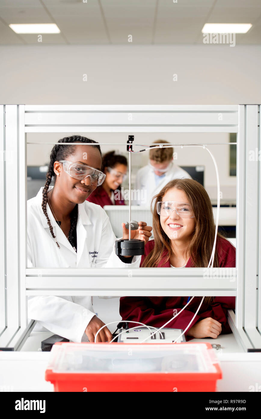 Les étudiants de l'Université Loughborough STEMLAB building en utilisant une jauge de déformation UK Banque D'Images