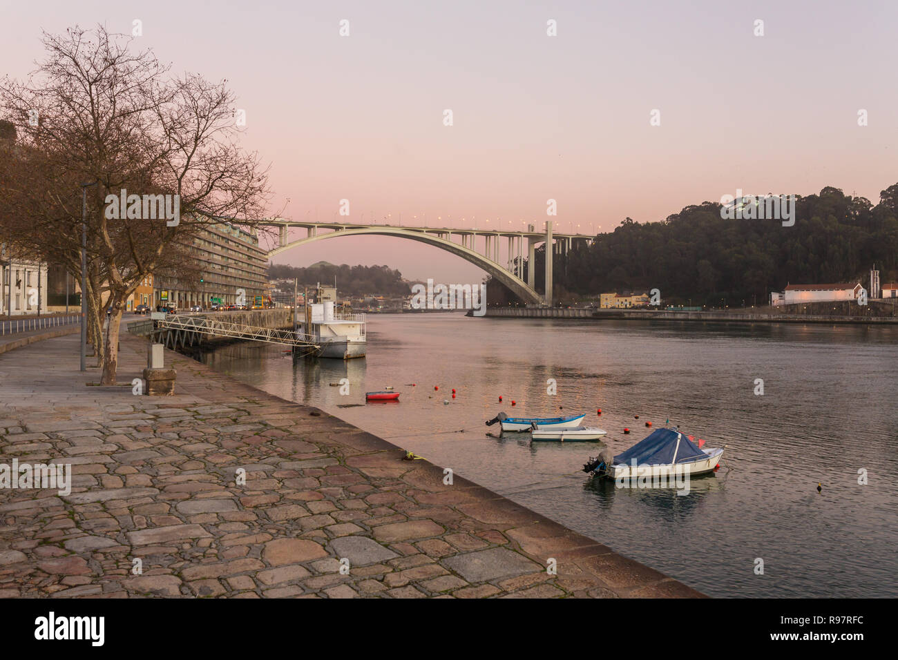 Ponte da Arrabida Bridge vue du coucher de soleil, Porto, Portugal Banque D'Images