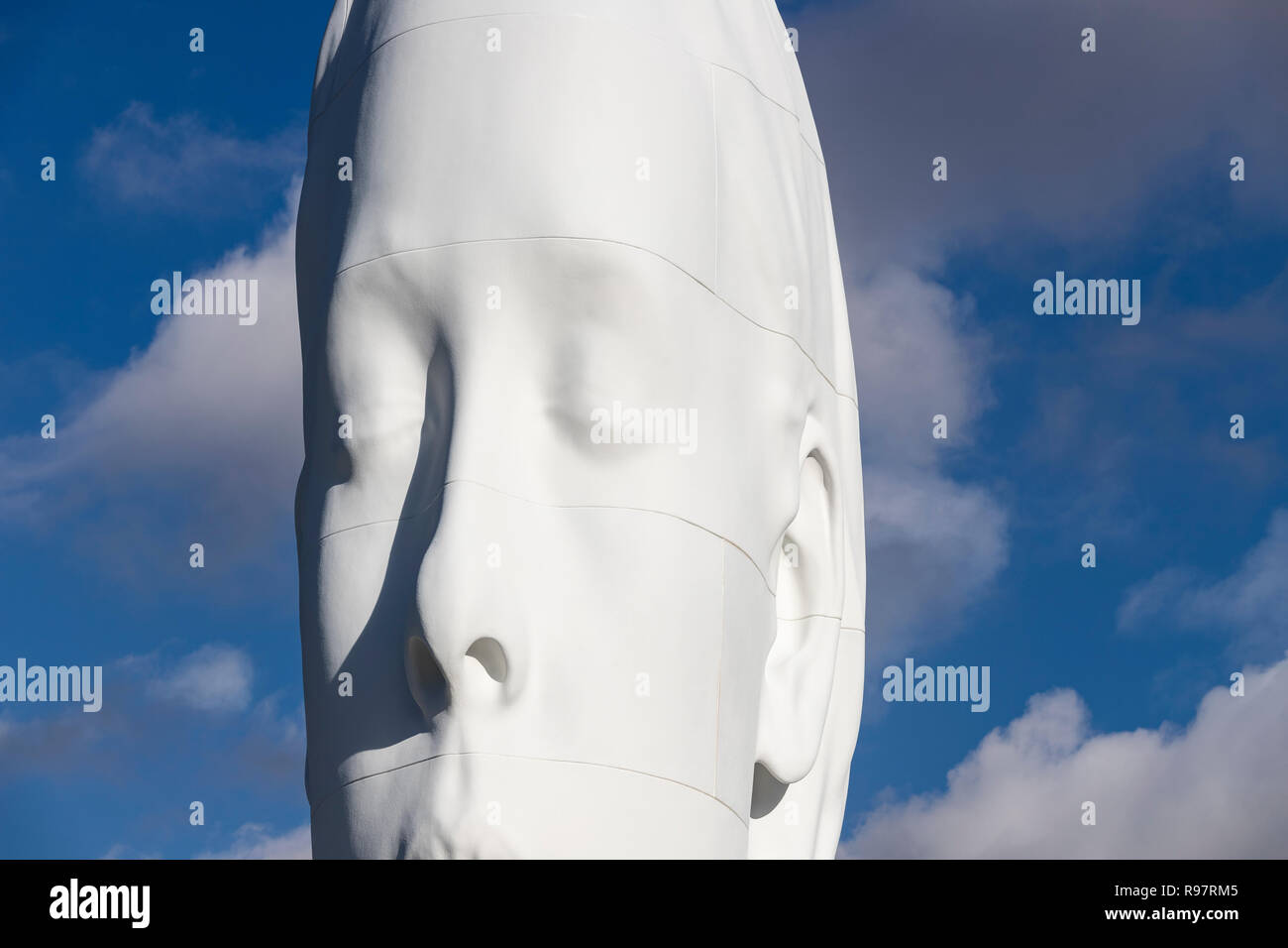 Fille avec les yeux fermé les yeux de Face détail de Julia, sculpture en marbre blanc par Jaume Plensa sur la Plaza Colon, à Madrid, Espagne Banque D'Images