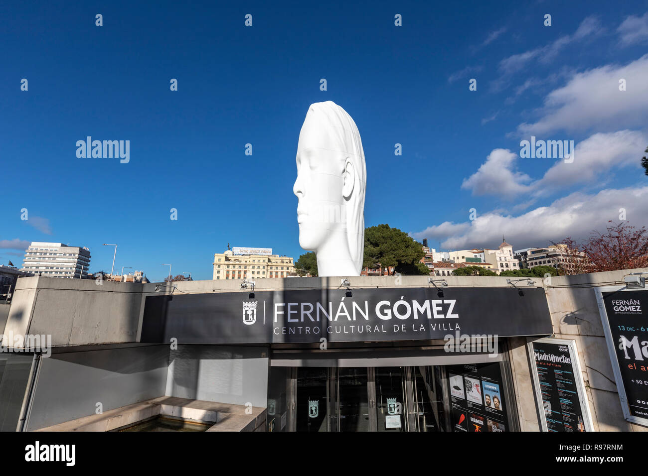 Julia, sculpture en marbre blanc par Jaume Plensa sur la Plaza Colon, à Madrid, Espagne Banque D'Images