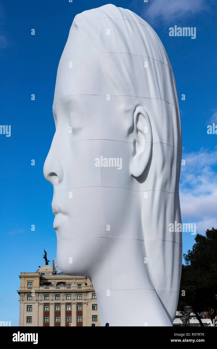 Julia, sculpture en marbre blanc par Jaume Plensa sur la Plaza Colon, à Madrid, Espagne Banque D'Images