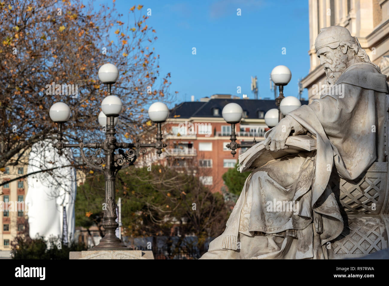 Julia, sculpture en marbre blanc par Jaume Plensa dans Bibliothèque nationale d'Espagne avec la sculpture de San Isidoro Madrid, Espagne Banque D'Images