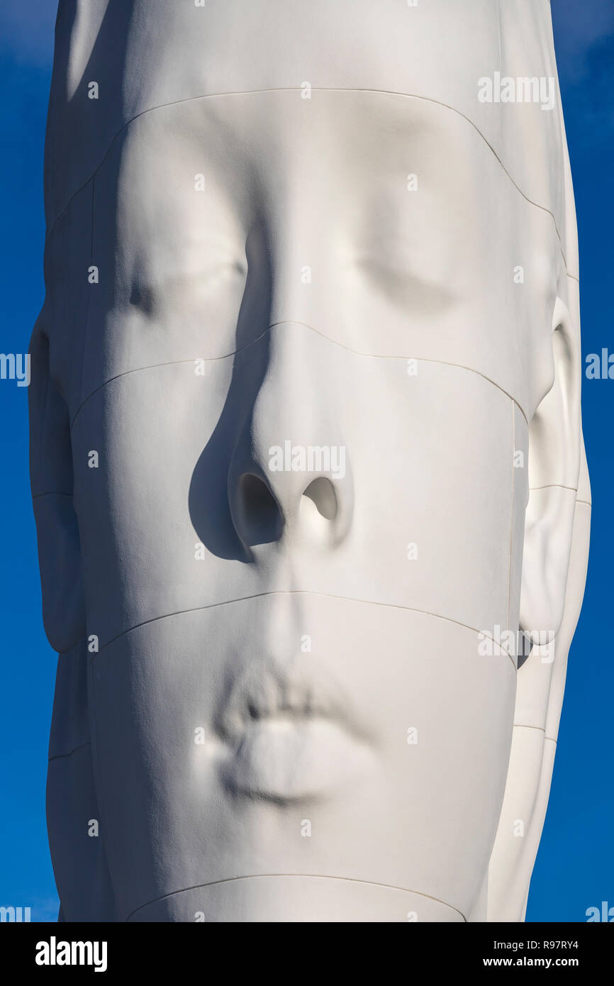 Fille avec les yeux fermé les yeux de Face détail de Julia, sculpture en marbre blanc par Jaume Plensa sur la Plaza Colon, à Madrid, Espagne Banque D'Images