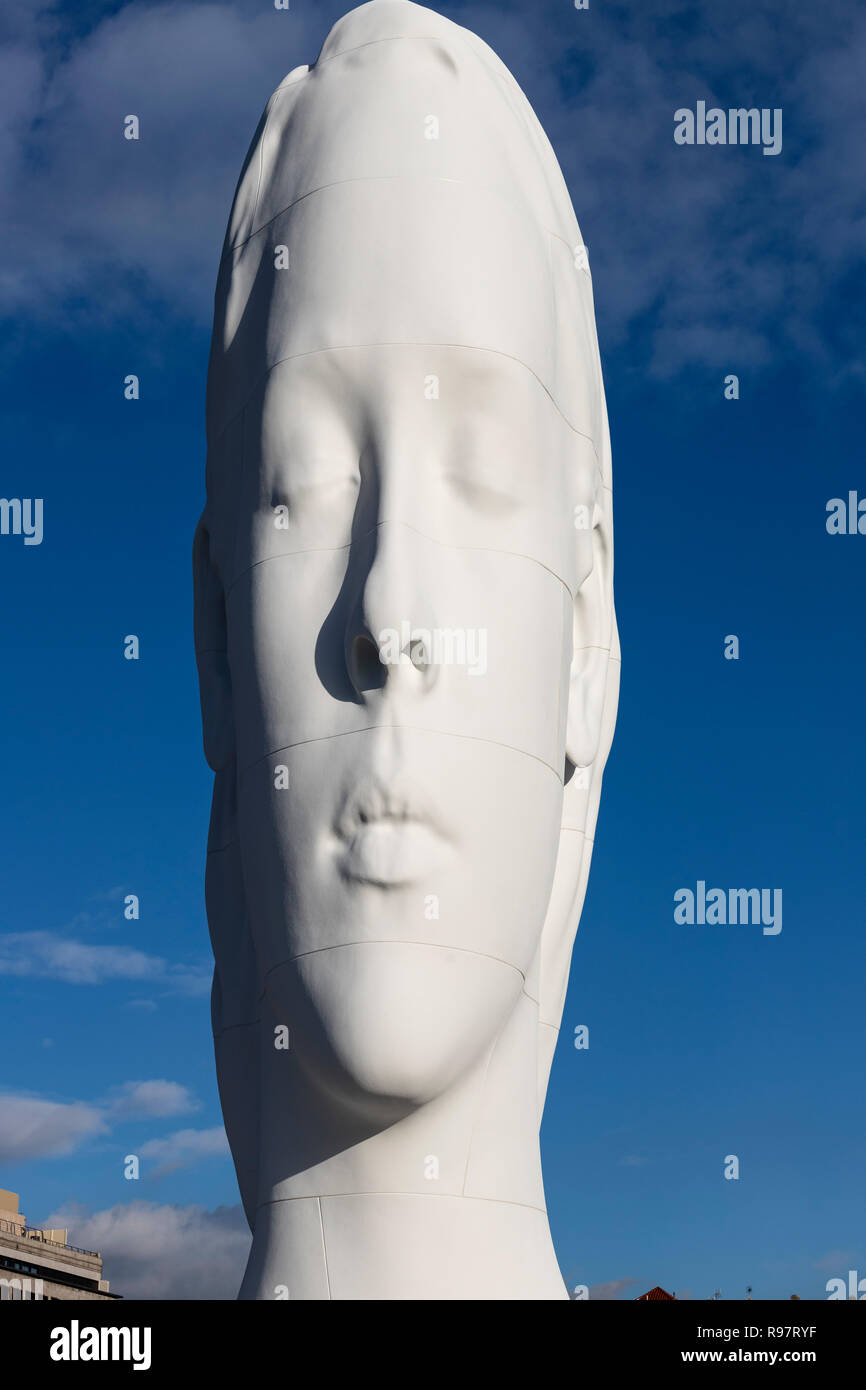 Fille avec les yeux fermé les yeux de Face détail de Julia, sculpture en marbre blanc par Jaume Plensa sur la Plaza Colon, à Madrid, Espagne Banque D'Images