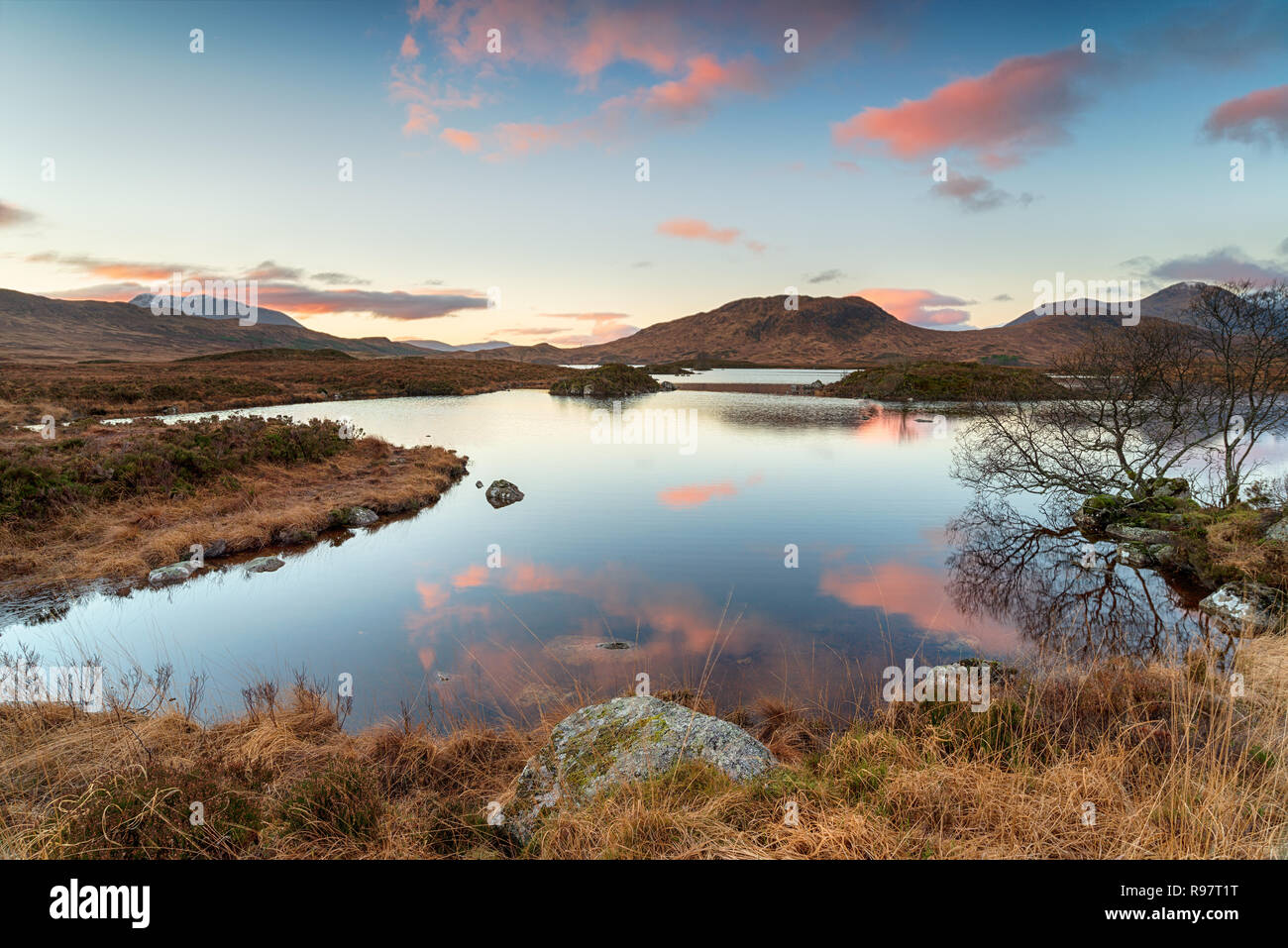 Lever de soleil sur l'Lochan na h Achlaise sur Rannoch Moor à Glencoe dans le Highlannds écossais Banque D'Images