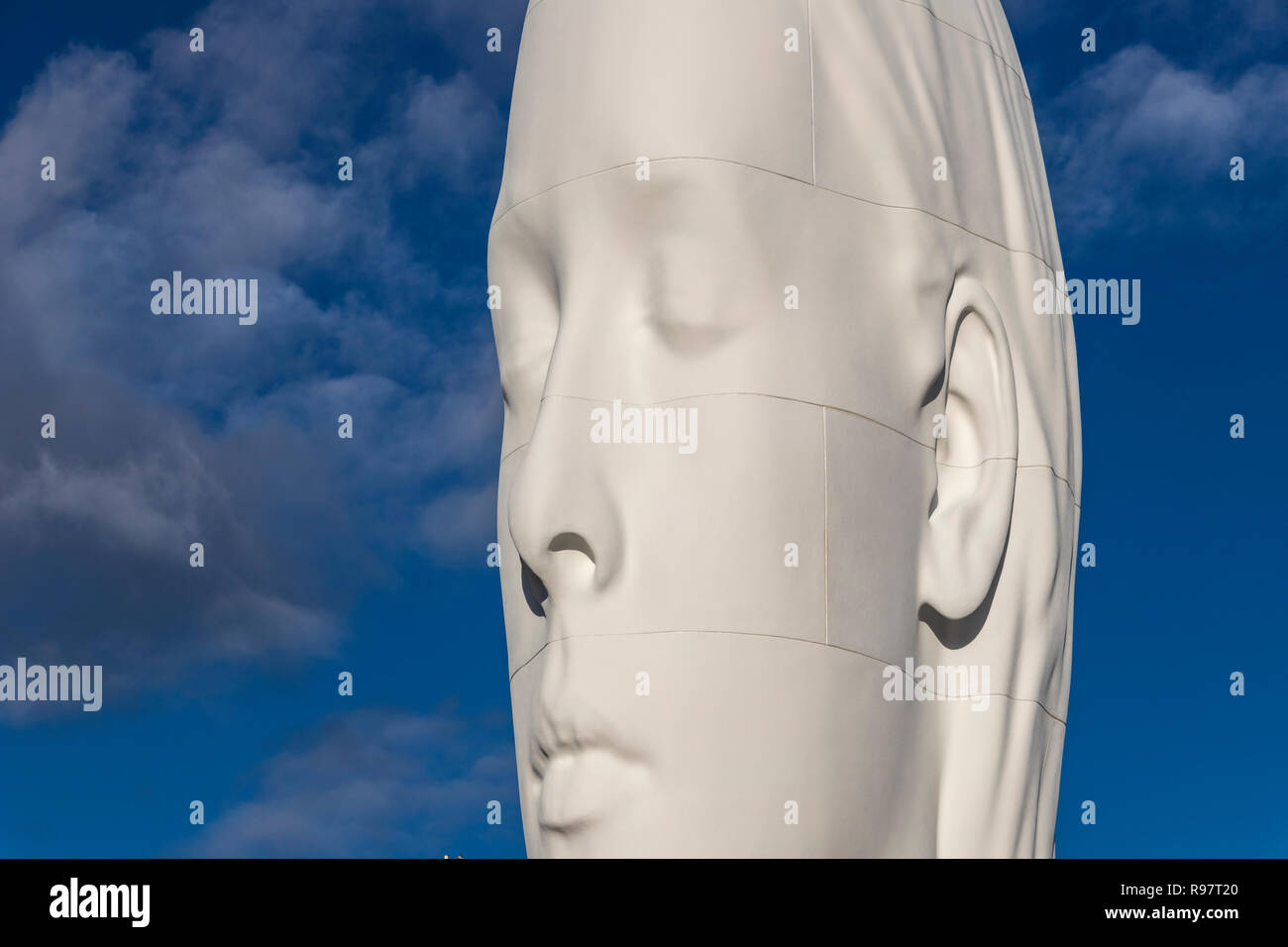 Fille avec les yeux fermé les yeux de Face détail de Julia, sculpture en marbre blanc par Jaume Plensa sur la Plaza Colon, à Madrid, Espagne Banque D'Images