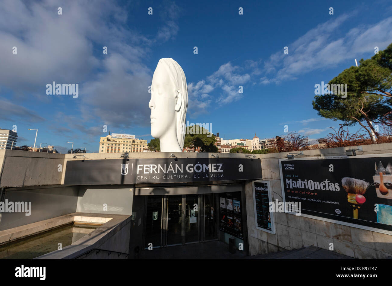 Julia, sculpture en marbre blanc par Jaume Plensa sur la Plaza Colon, à Madrid, Espagne Banque D'Images