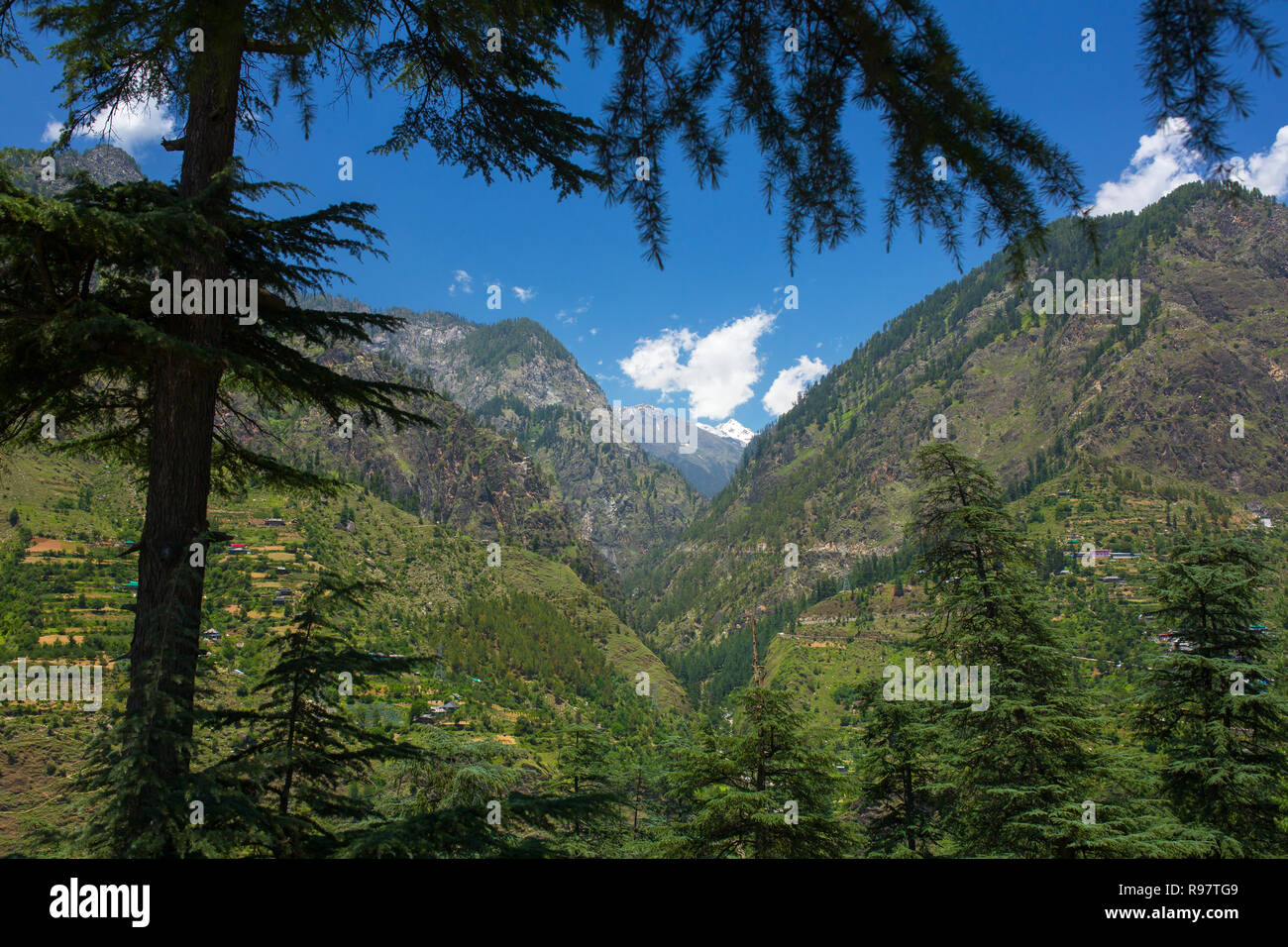 Belle vue sur la vallée de Parvati dans l'Himachal Pradesh, en Inde. Banque D'Images