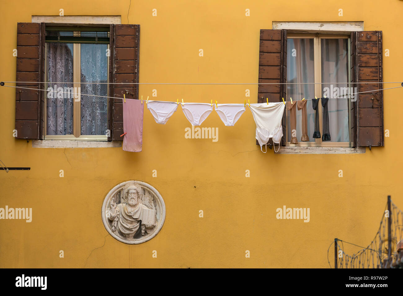 Blanchisserie hanging out d'une façade typique de Venise, Venise, Italie Banque D'Images