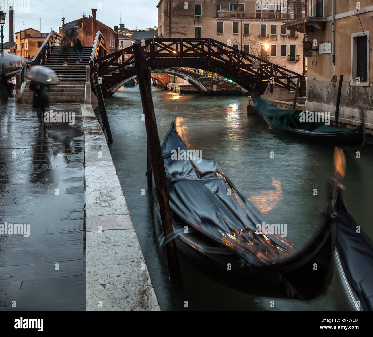 Stationné à gondoles canal latéral à jour de pluie à Venise, Italie Banque D'Images