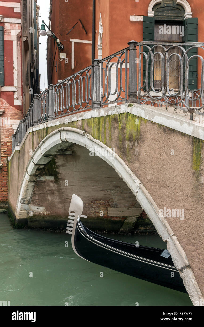 Gondole vénitienne traditionnelle sur le côté canal in Venice, Italie Banque D'Images