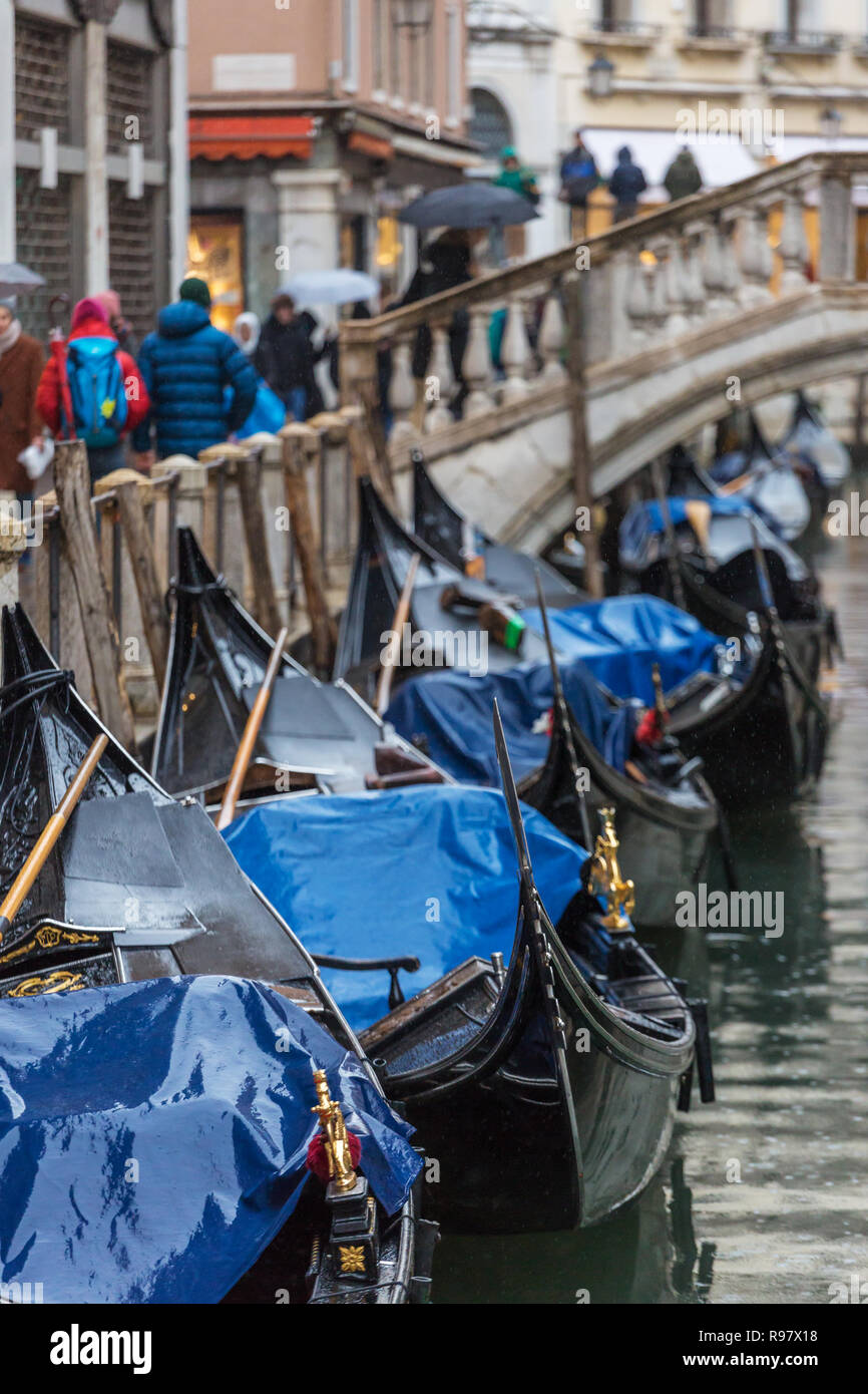 Stationné à gondoles canal latéral à jour de pluie à Venise, Italie Banque D'Images