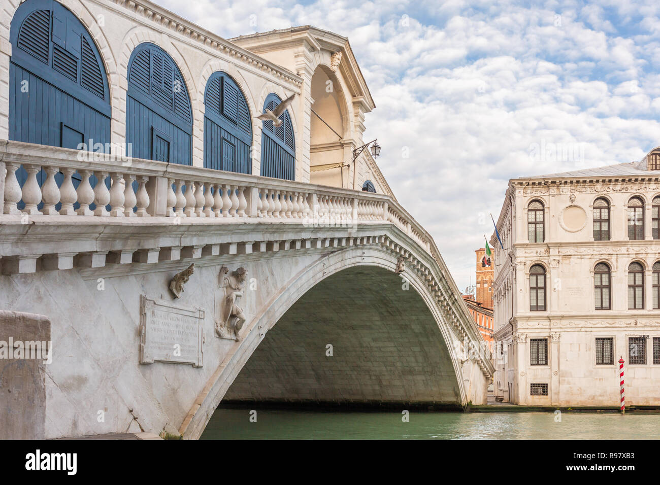 Célèbre pont du Rialto au Grand Canal de Venise, Italie Banque D'Images