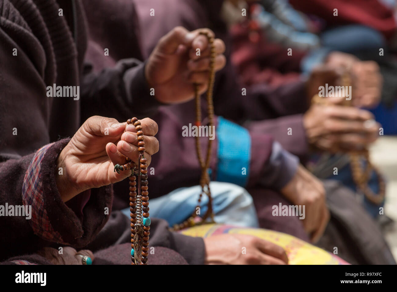 Perles bouddhiste dans les mains de la pèlerins tibétains prier dans le monastère de Leh, Ladakh, Inde. Banque D'Images