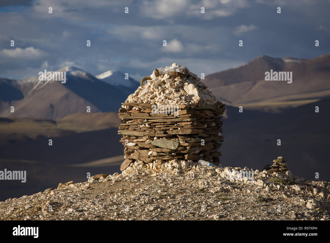 Pierre bouddhiste simple stupa près du village de Karzok et Tso Moriri Lake situé dans la vallée de Rupshu au Ladakh, Inde Banque D'Images