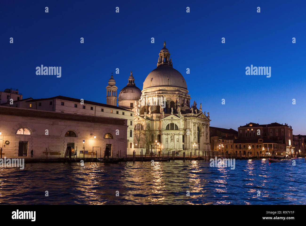 Basilique Santa Maria della Salute la nuit à Venise, Italie Banque D'Images