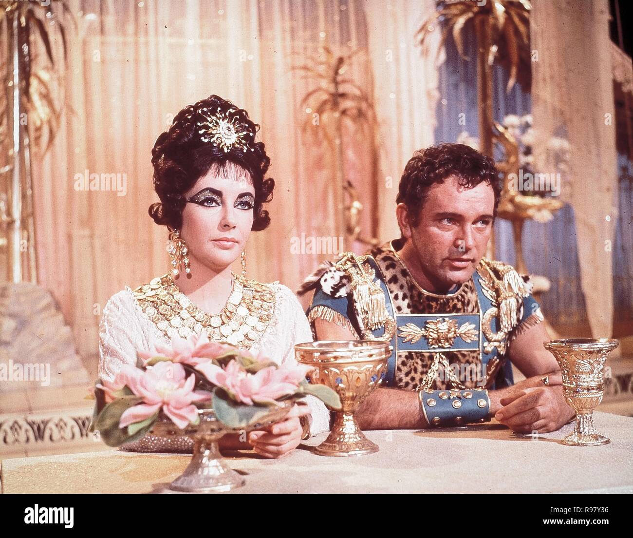Film Original Titre : Cléopâtre. Titre en anglais : Cléopâtre. Année : 1963. Directeur : JOSEPH L. MANKIEWICZ. Stars : MARCUS ANTONIUS ; Cléopâtre, ELIZABETH TAYLOR, Richard Burton. Crédit : 20TH CENTURY FOX / Album Banque D'Images