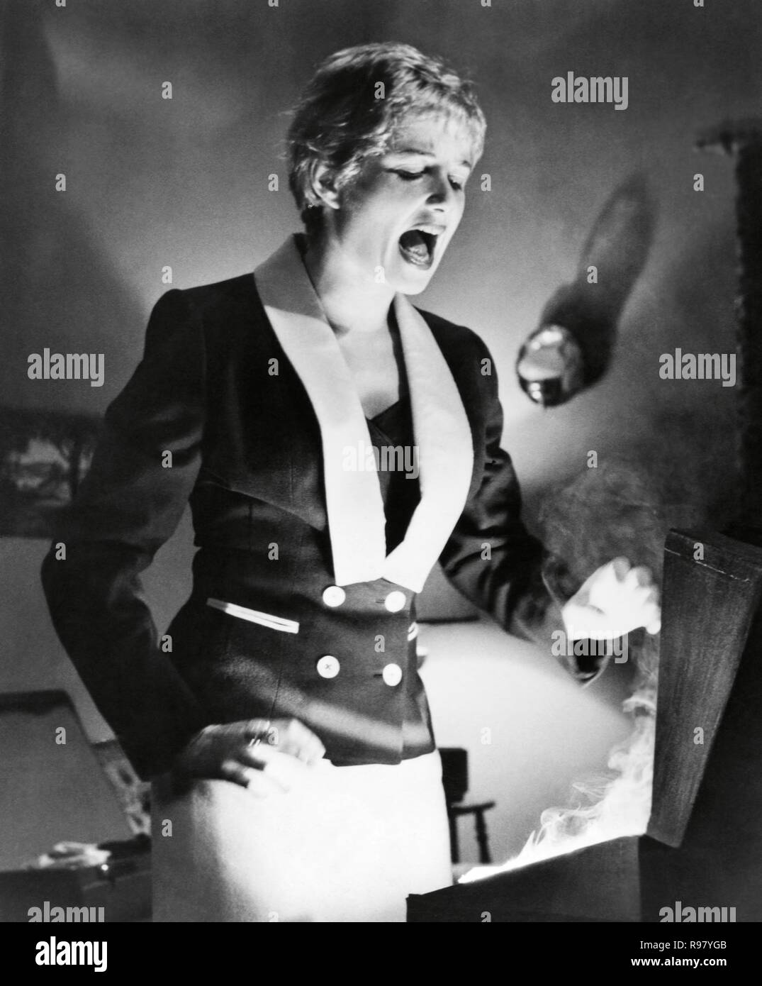 Titre original : Kiss Me Deadly. Titre en anglais : MICKEY SPILLANE'S KISS ME DEADLY. Année : 1955. Réalisateur : ROBERT ALDRICH. Stars : MAXINE COOPER. Credit : United Artists / Album Banque D'Images