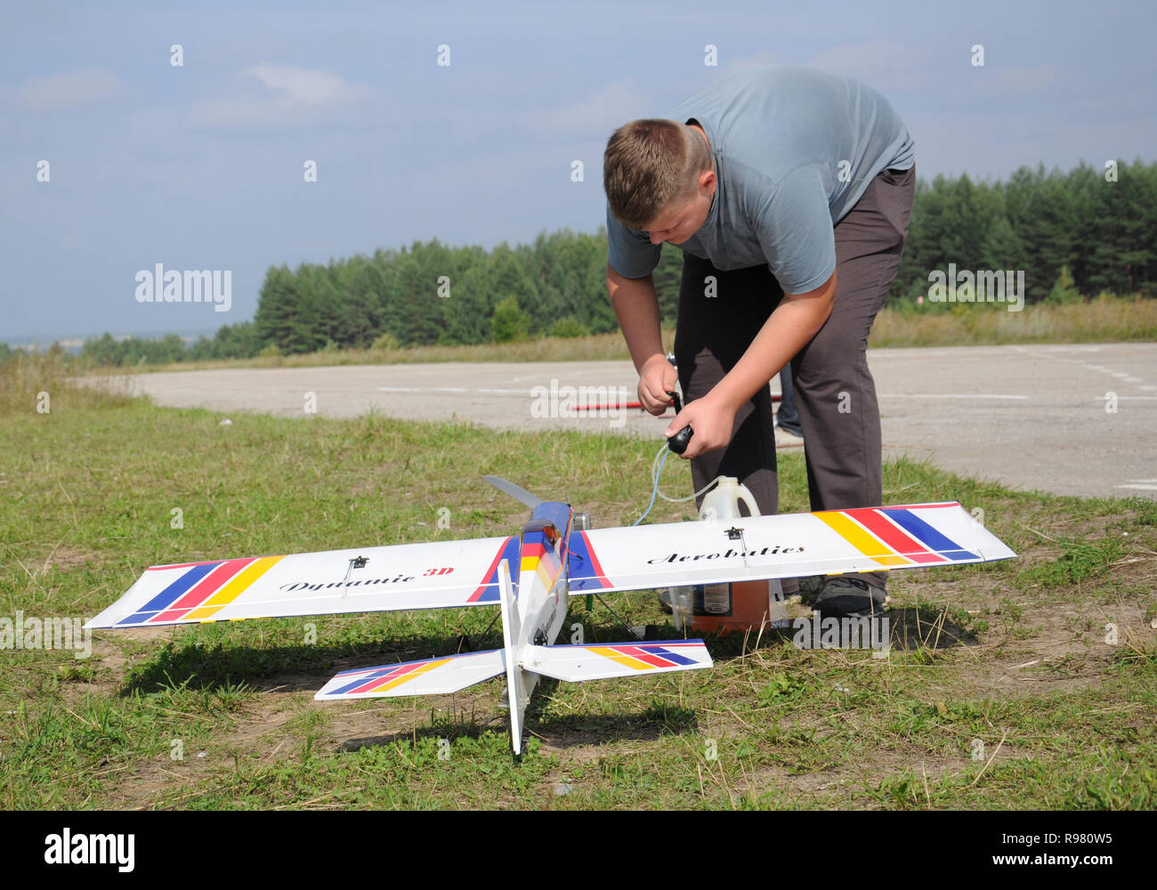 Région de Vladimir, Russie. 3 août 2013. Velikovo Dobrograd (aérodrome). Teen se prépare pour le modèle radio-commandé de vol avion. Démarrage du moteur w Banque D'Images