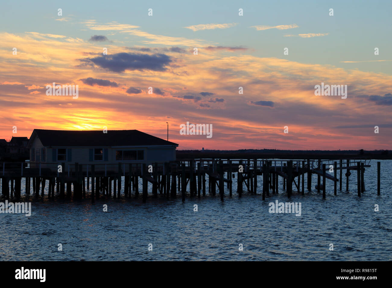 Pier sur le coucher du soleil, le lac Wildwood Crest, New Jersey, USA Banque D'Images