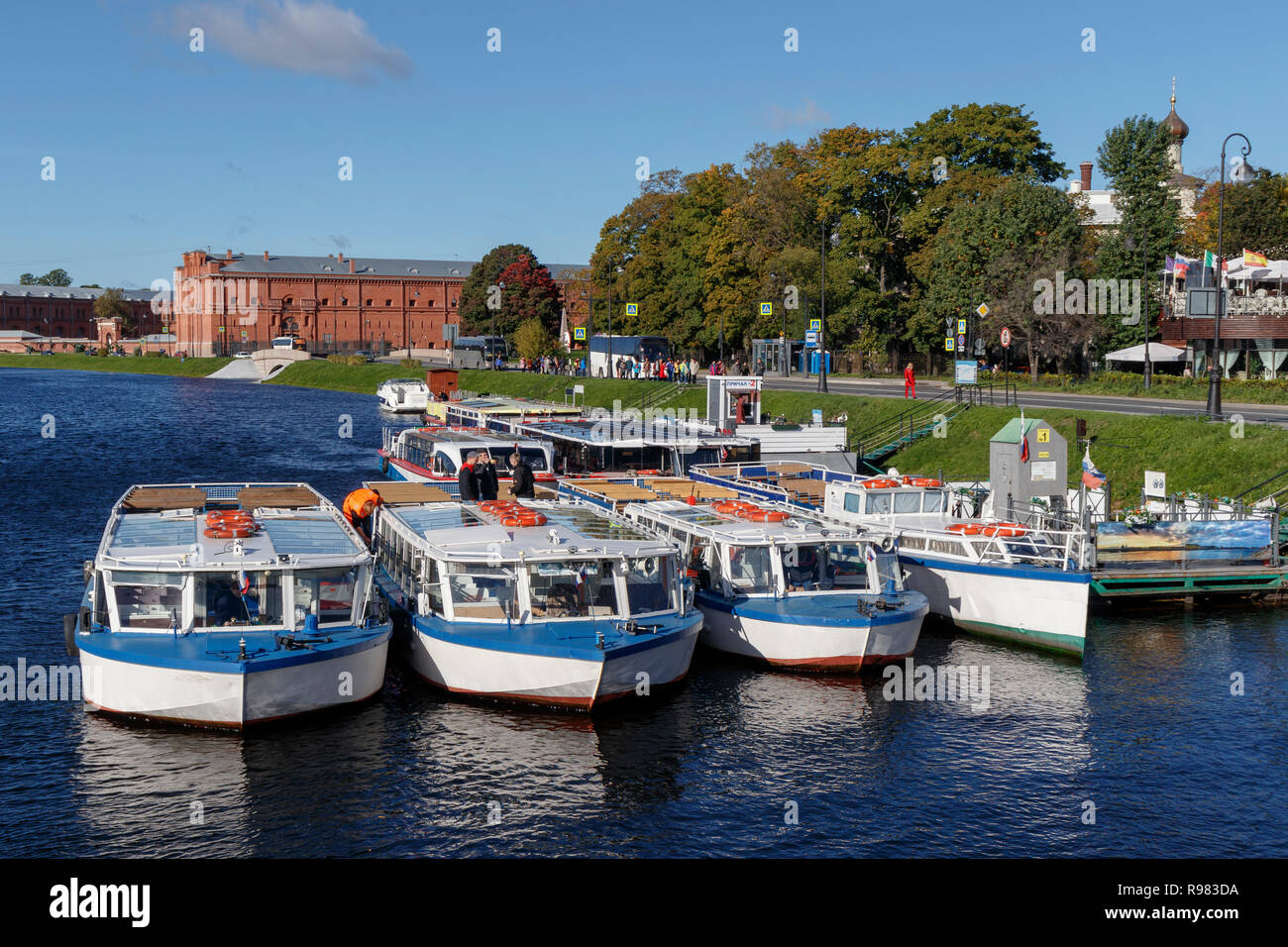 Les bateaux de plaisance amarrés à l'extérieur de la forteresse Pierre et Paul sur la Neva à Saint-Pétersbourg, en Russie. Banque D'Images