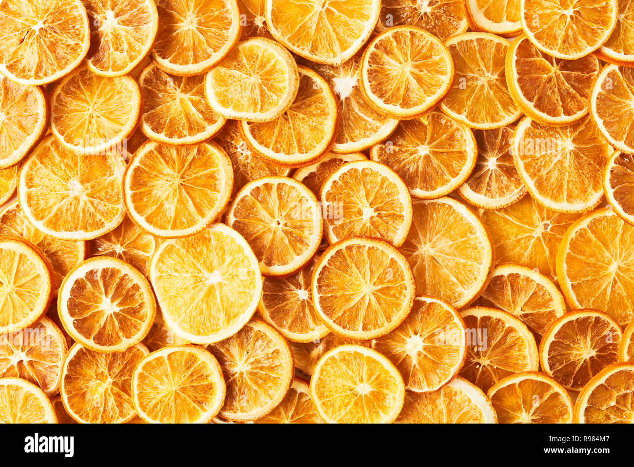 Les oranges séchées naturelles ou séchées d'arrière-plan de pamplemousse. Et d'agrumes confits en tranches séchées fruits arrière-plan. Arrière-plan de l'alimentation. Vue supérieure avec copie espace pour Banque D'Images