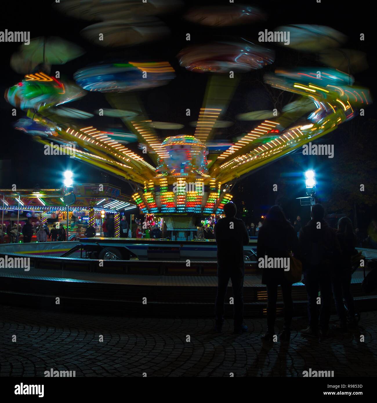 Gorizia, Italie - Décembre 02, 2018 : rapport annuel de Noël traditionnels dans le centre-ville de Gorizia, Italie. Grande roue sur l'arrière-plan. Banque D'Images