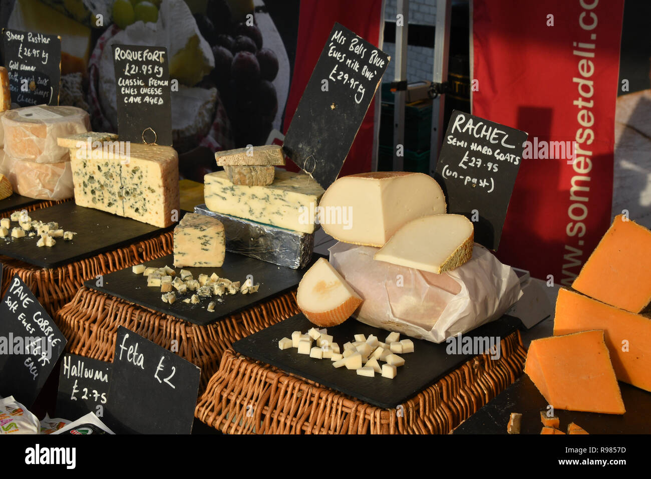 Fromages sur market stall dans Somerset affiché avec échantillons pour dégustation.Roquefort,Mme Bells Blue brebis lait et fromage au lait de chèvre de Rachel. Angleterre, Royaume-Uni Banque D'Images