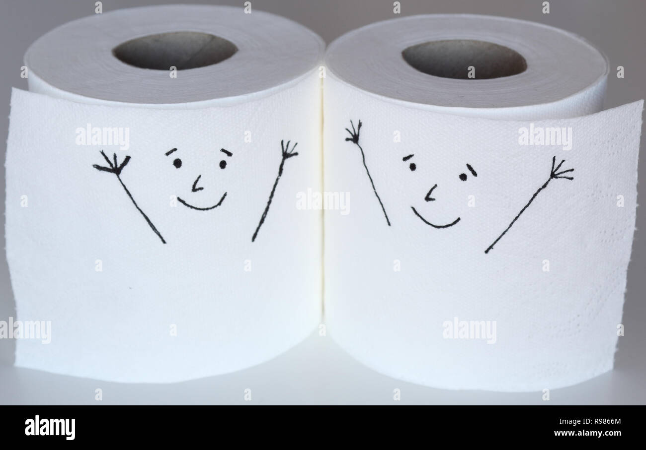 Deux rouleaux de papier toilette blanc dessiné avec deux visages joyeux proches les uns des autres, représentant les sentiments de bonheur Banque D'Images