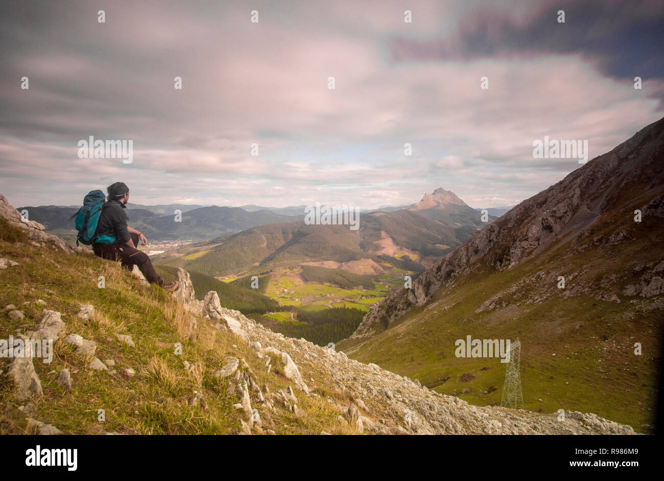 L'homme assis dans le rebord d'une montagne à l'horizon en parc naturel Urkiola, Pays basque Banque D'Images