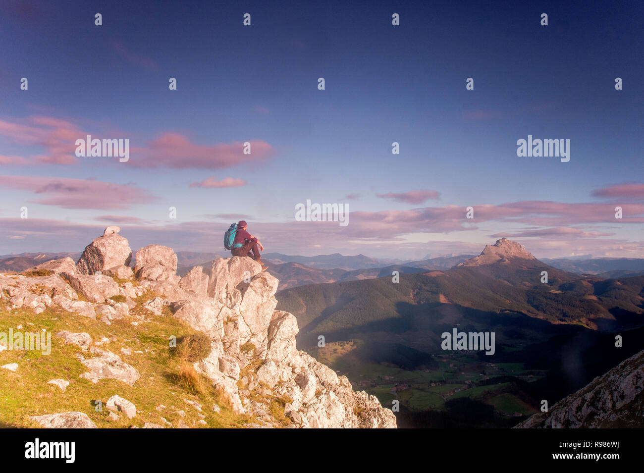 L'homme au sommet d'une montagne à l'horizon en parc naturel Urkiola, Pays basque Banque D'Images