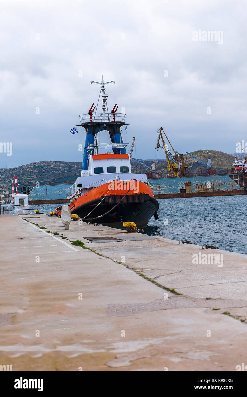 Remorqueur amarré dans la lutte contre le port d'Ermoúpoli. Image Banque D'Images